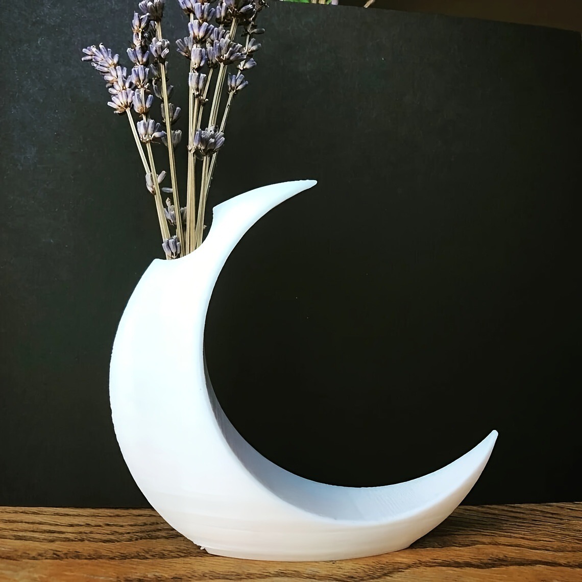 Two fashionable moon-style vas - Home Office With Two Desks reseña y precio
