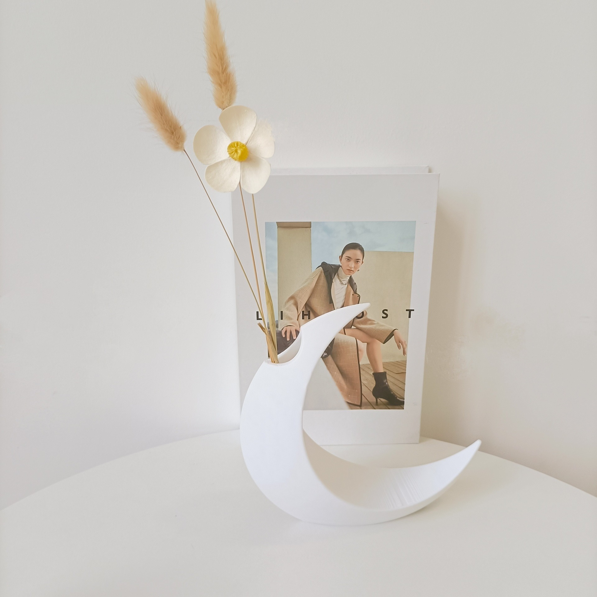 Two fashionable moon-style vas - Home Office With Two Desks reseña y precio